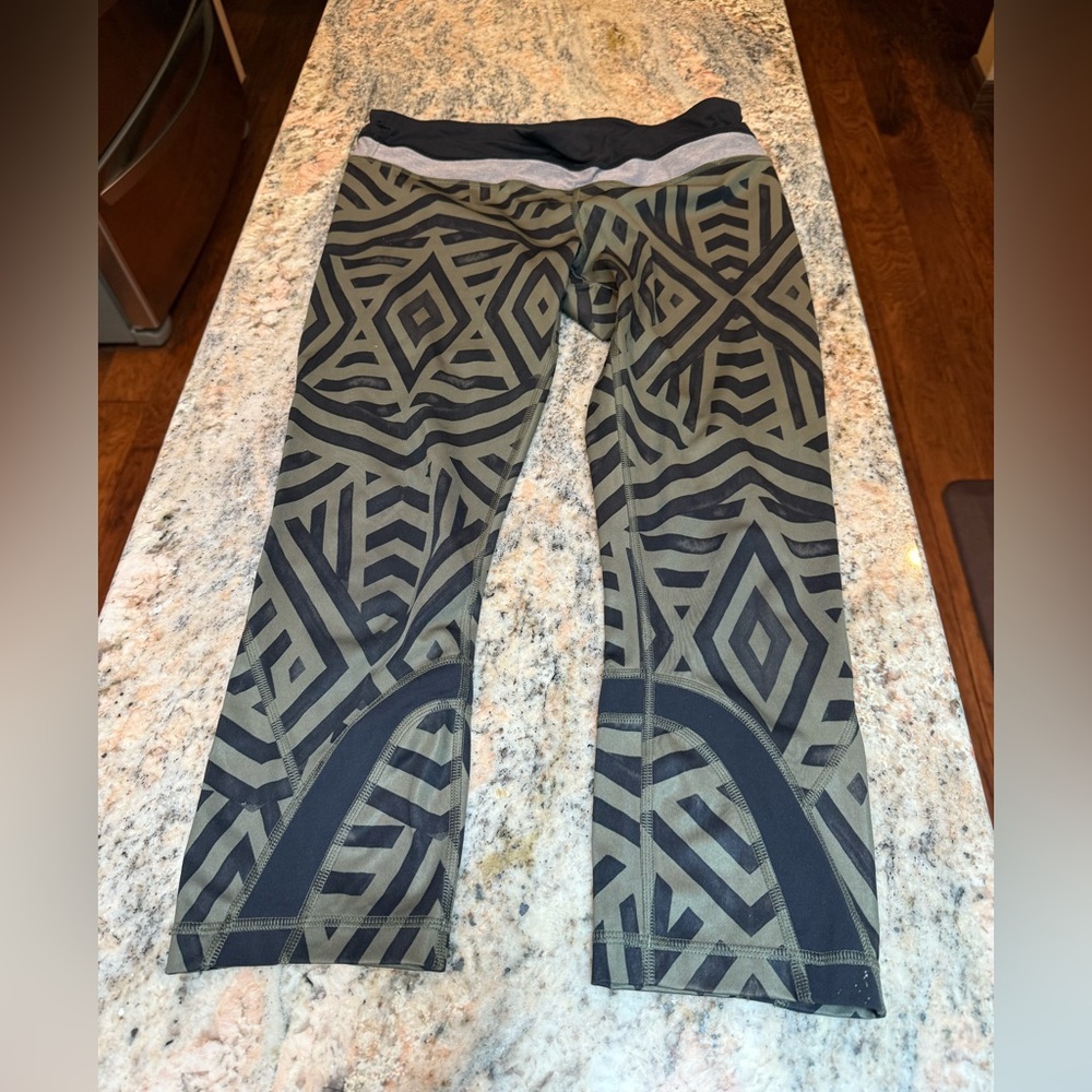 Lululemon Cropped Leggings Size 8  Geometric Print High Rise Athletic